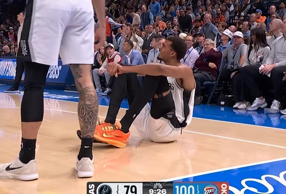 游戏娱乐平台-夹腿垫脚撞膝盖，文班被干倒6次！遭遇雷霆武术队，气得扭头就走