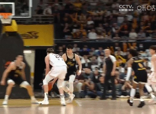 体育赛事-肘击对手被停赛两场！周琦道歉 广东前路蒙上阴影